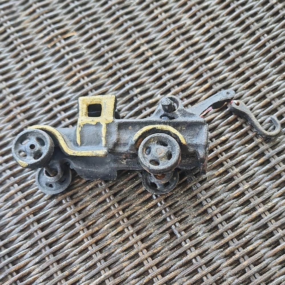 Vtg. Cast iron wrecker truck approx 5.75"